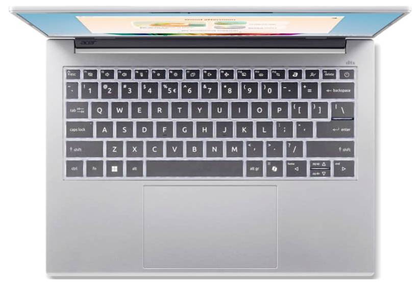 Offener silberner Laptop aus Draufsicht, der eine vollständige QWERTZ-Tastatur und einen Bildschirm mit einer Website in leuchtenden Farben zeigt.