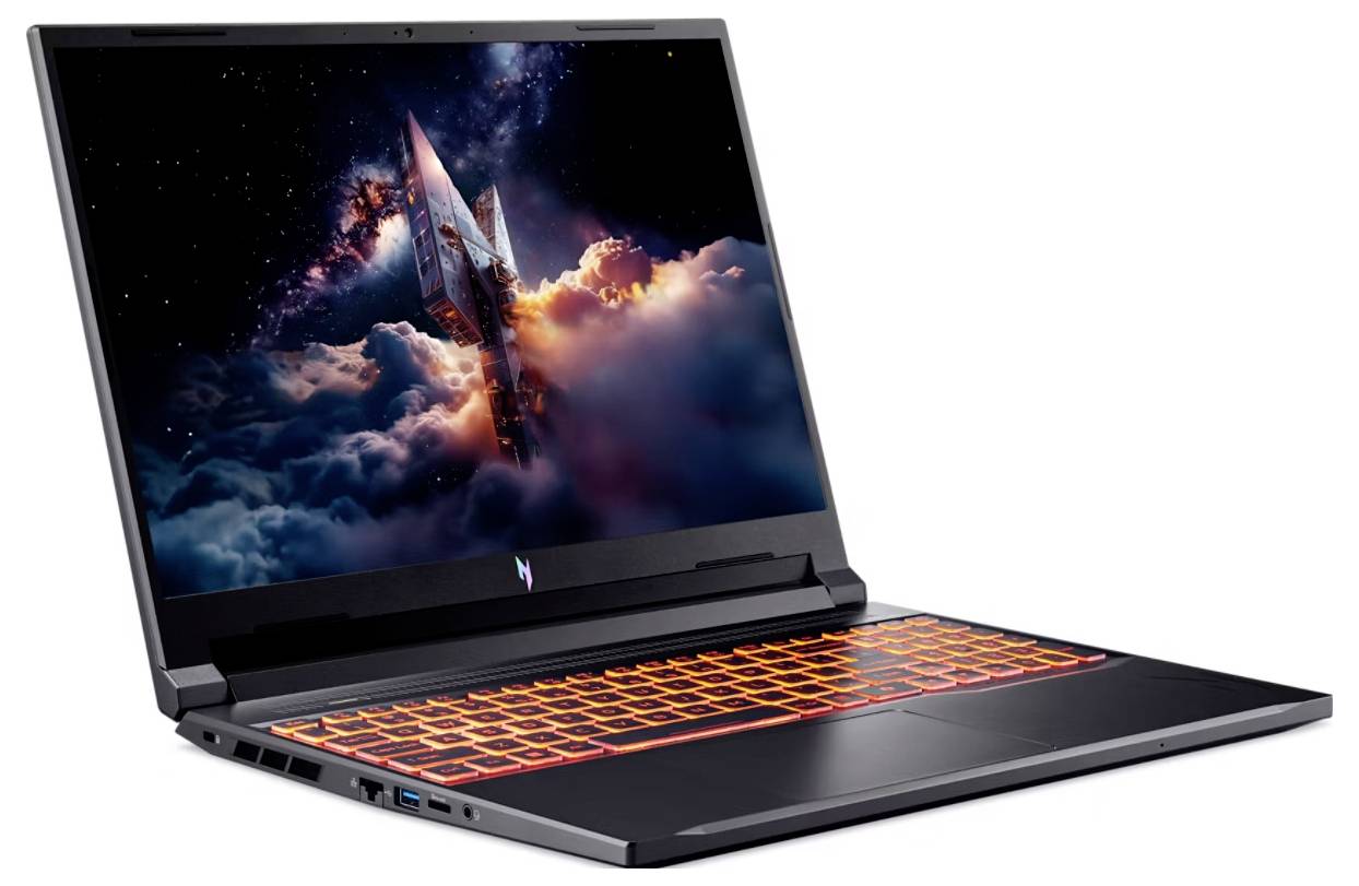 Ein schlankes Gaming-Laptop mit einer beleuchteten orangefarbenen Tastatur, auf dessen Bildschirm ein lebendiges Weltraum-Hintergrundmotiv mit einem Raumschiff zu sehen ist.