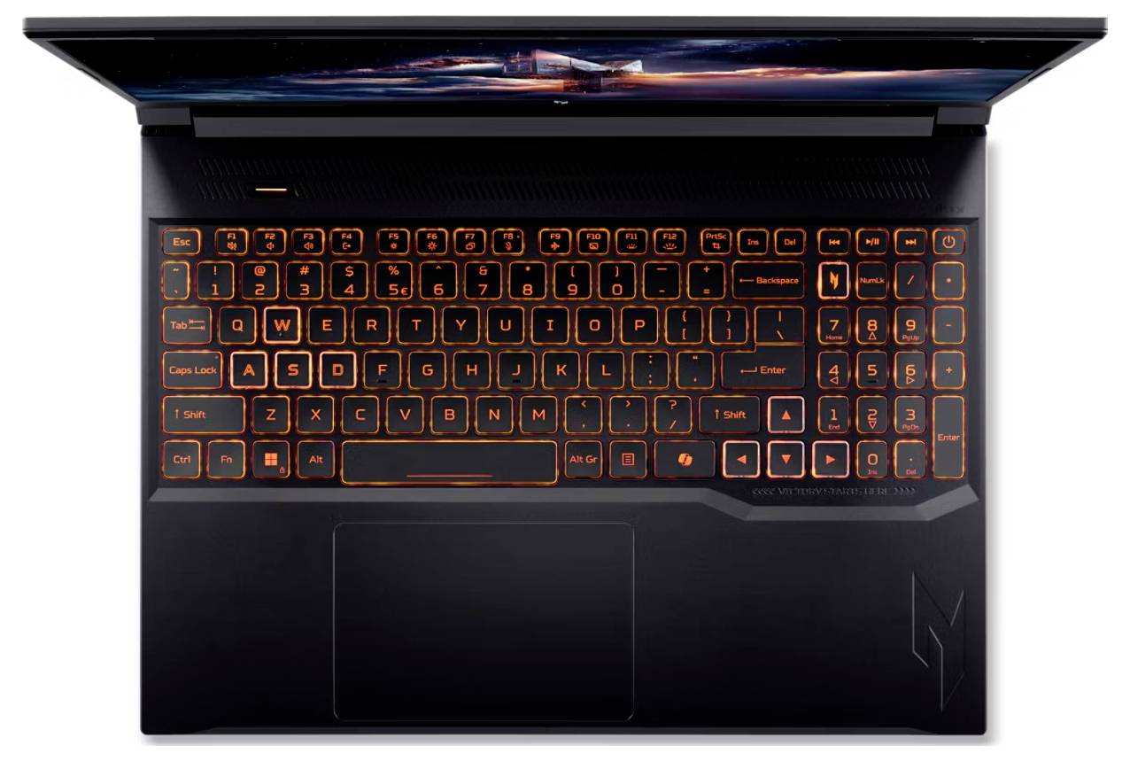 Eine Draufsicht eines geöffneten Laptops mit einer orangefarbenen beleuchteten Tastatur und einem Bildschirm, auf dem eine futuristische Stadtlandschaft zu sehen ist.