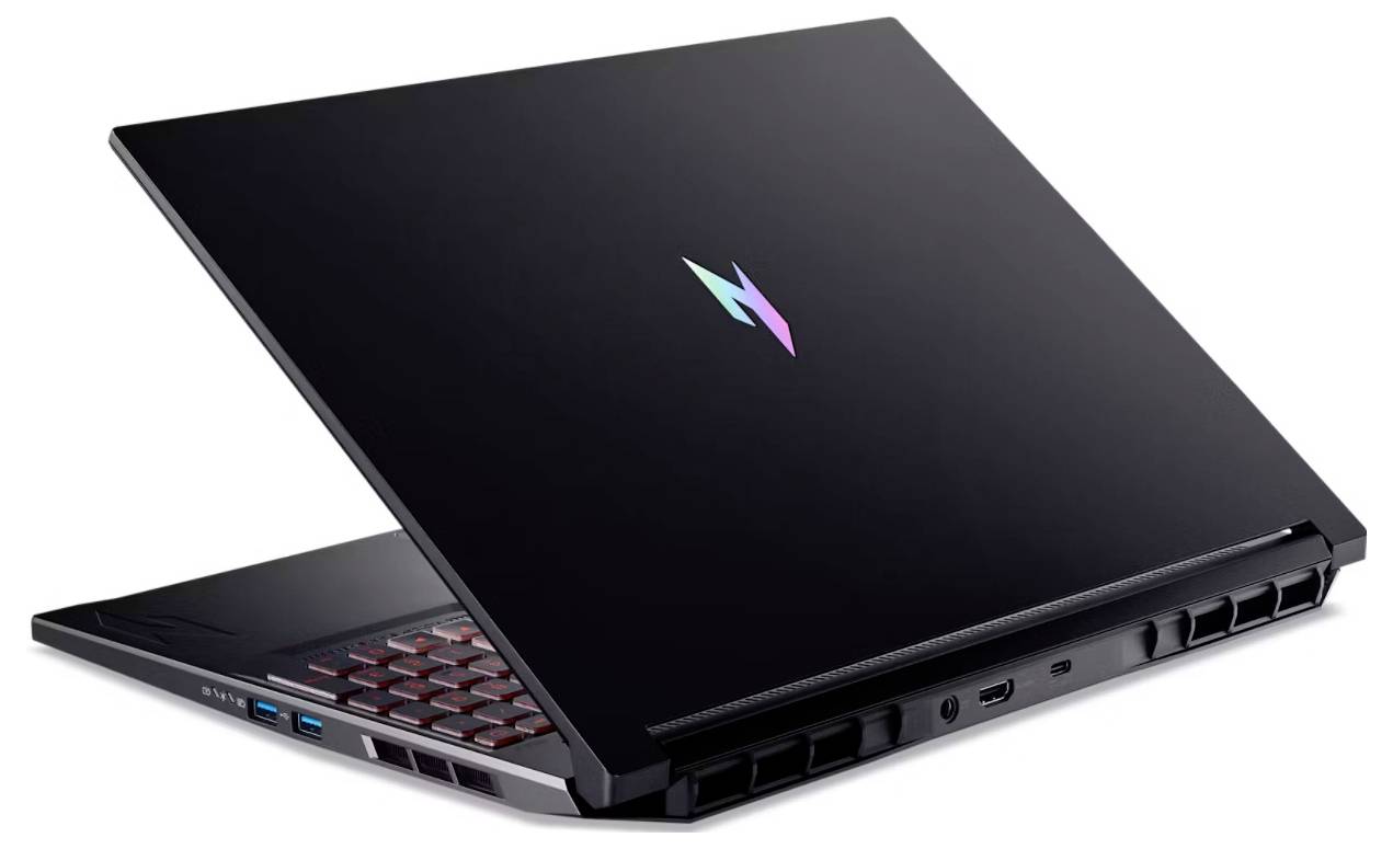 Ein schlanker, teilweise geöffneter schwarzer Laptop mit leuchtendem, mehrfarbigem Logo auf dem Deckel und sichtbaren Anschlüssen an Rückseite und Seite, vor einem weißen Hintergrund.