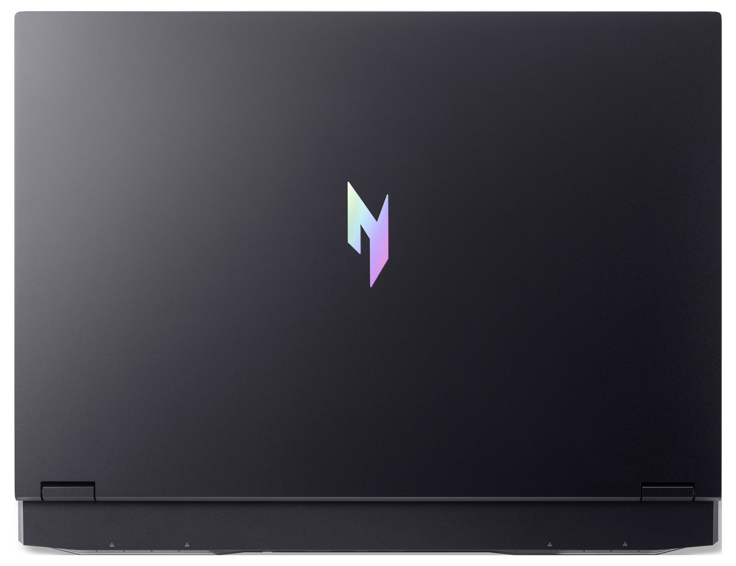 Geschlossener Laptop mit beleuchtetem Logo auf dem Deckel vor einem einfarbigen Hintergrund.