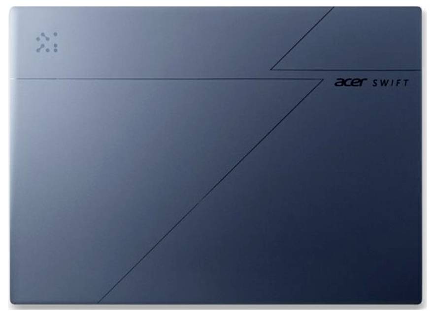 Ein geschlossener Acer Swift Laptop mit einem eleganten, dunkelblauen Design und kantig gemusterten Linien auf dem Deckel, der eine minimalistische Ästhetik betont.