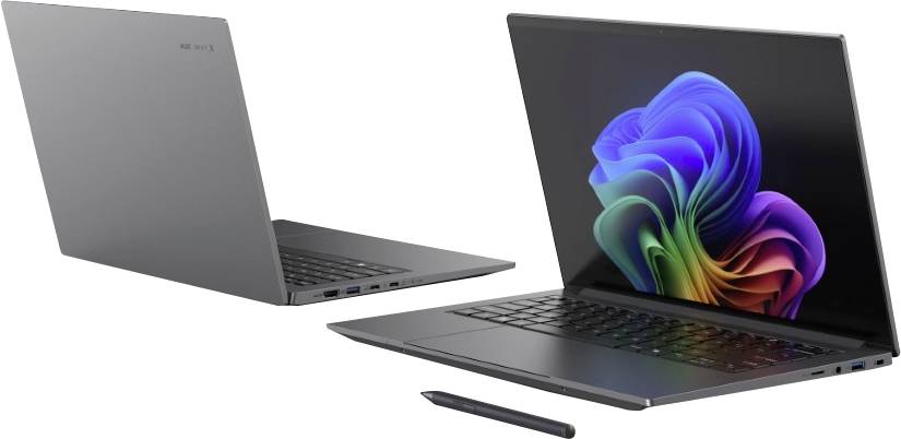 Zwei geöffnete Laptops mit elegantem Design werden gezeigt. Einer von ihnen zeigt ein farbenfrohes abstraktes Bild auf dem Bildschirm, mit einem digitalen Stylus in der Nähe.