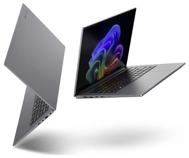 Zwei schlanke, silberne Laptops, die in verschiedenen Winkeln geöffnet sind, zeigen lebendige, farbenfrohe Bildschirme. Das Design betont Mobilität und moderne Technologie.