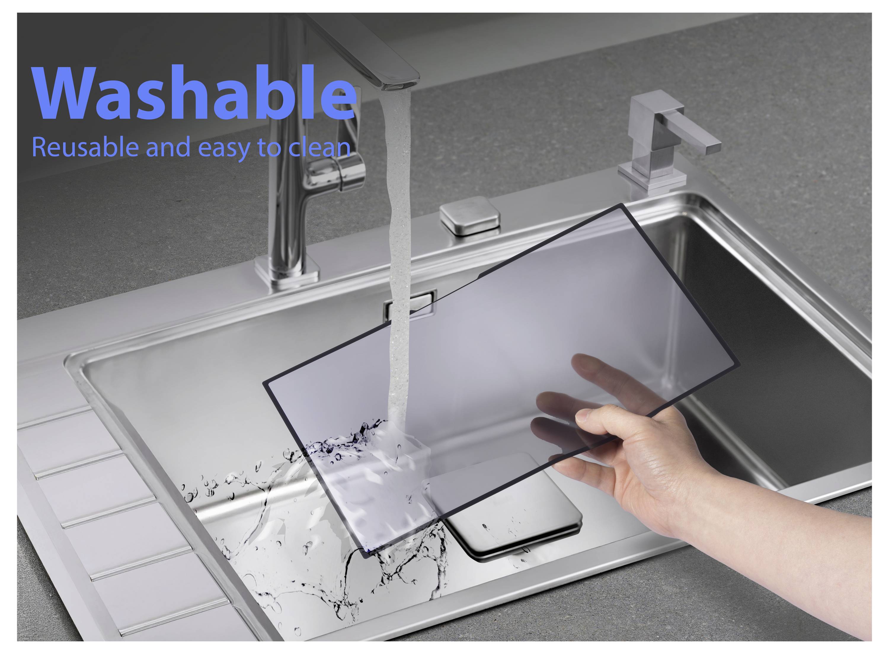 Eine Hand spült ein waschbares, wiederverwendbares Panel unter einem Wasserhahn in einem Edelstahlspülbecken ab, mit Text, der lautet: „Waschbar. Wiederverwendbar und leicht zu reinigen.