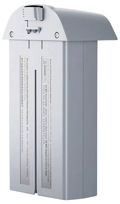 Eine rechteckige graue Drohnen-Batterie mit einem Einschaltknopf und Sicherheitshinweisen auf ihrer Oberfläche.