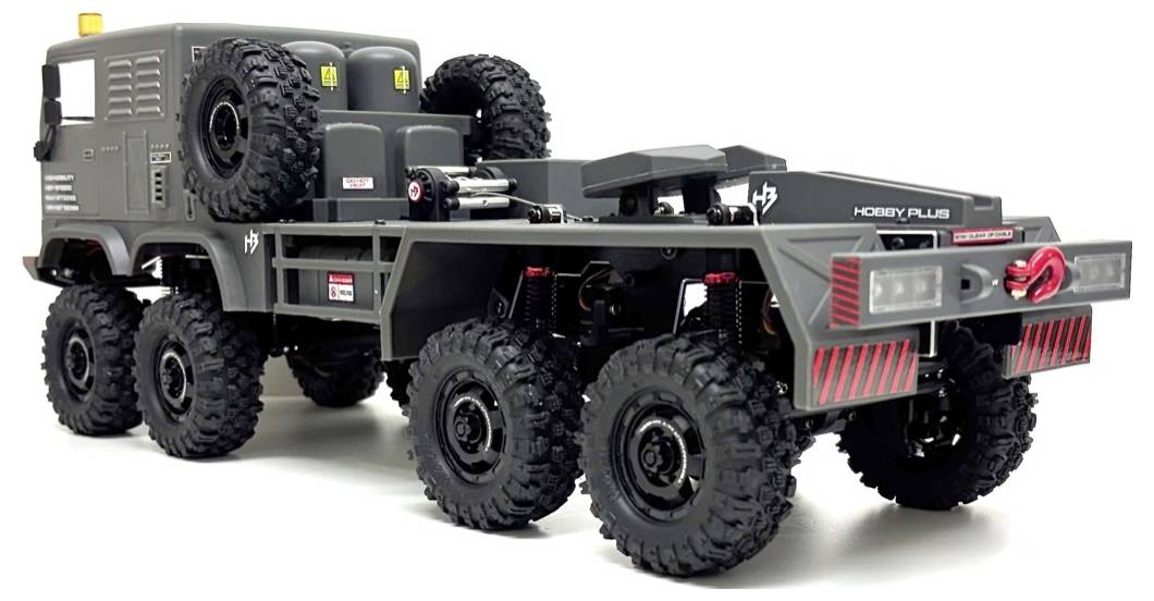 Ein detailliertes Modell eines schweren, mehrachsigen Militärlastwagens mit robuster Bauweise, großen Reifen und sichtbarer Markierung an der Seite.