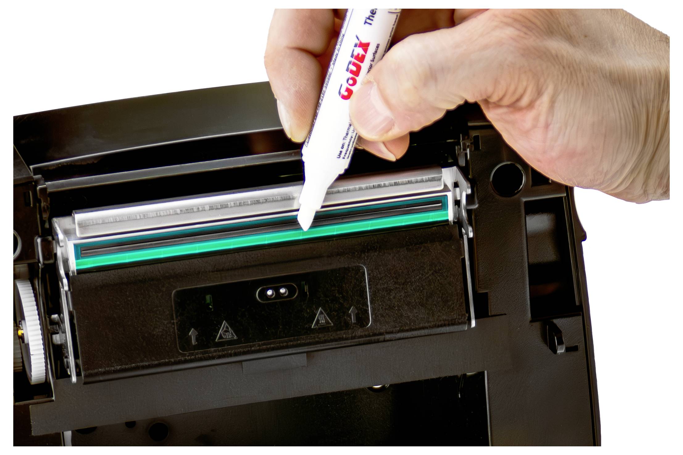 Eine Hand trägt Reinigungslösung auf den Druckkopf eines Thermodruckers auf, wobei eine Wartung zur Sicherstellung einer optimalen Druckerleistung demonstriert wird.