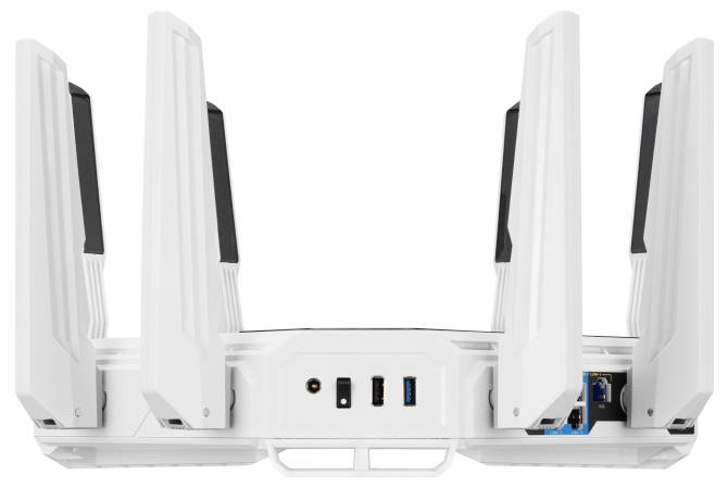 Ein weißer WLAN-Router mit vier Antennen, verschiedenen Anschlüssen wie USB und Ethernet, konzipiert für eine starke Netzwerkverbindung.