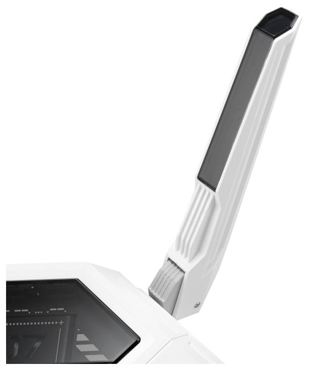 Gekippte weiße Antenne an einem Gerät, mit gerillter Textur und einem dunklen, glänzenden Panel. Geometrisches Design verstärkt moderne Ästhetik.