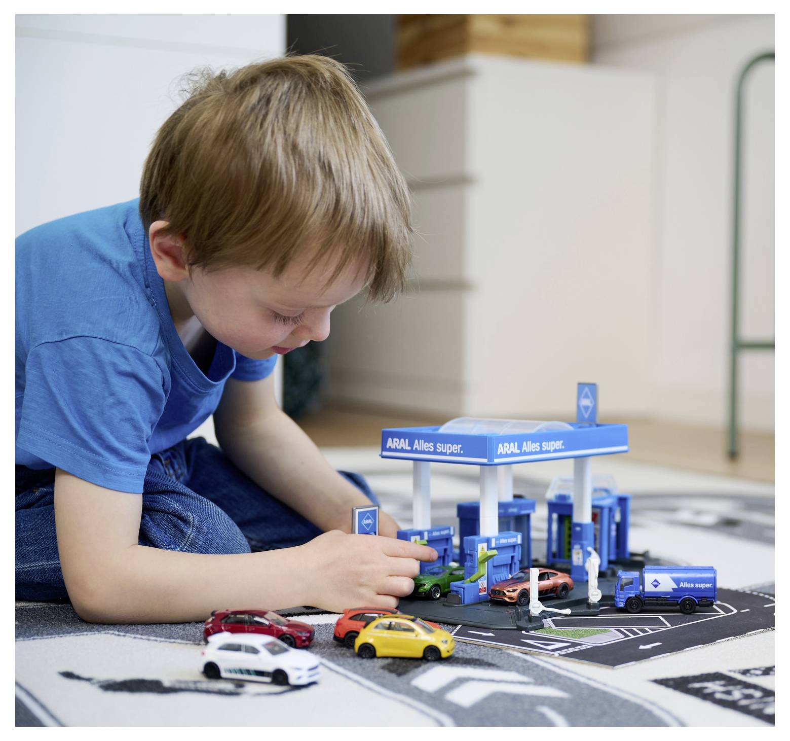 Majorette Petrol Station Aral + 1 Vehicle Tankstellen-Set