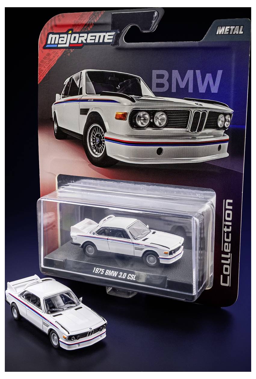 Ein verpacktes Spielzeugmodell eines BMW 3.0 CSL aus dem Jahr 1975. Die Verpackung enthält ein Bild des Autos. Das Spielzeug ist weiß mit roten und blauen Streifen.