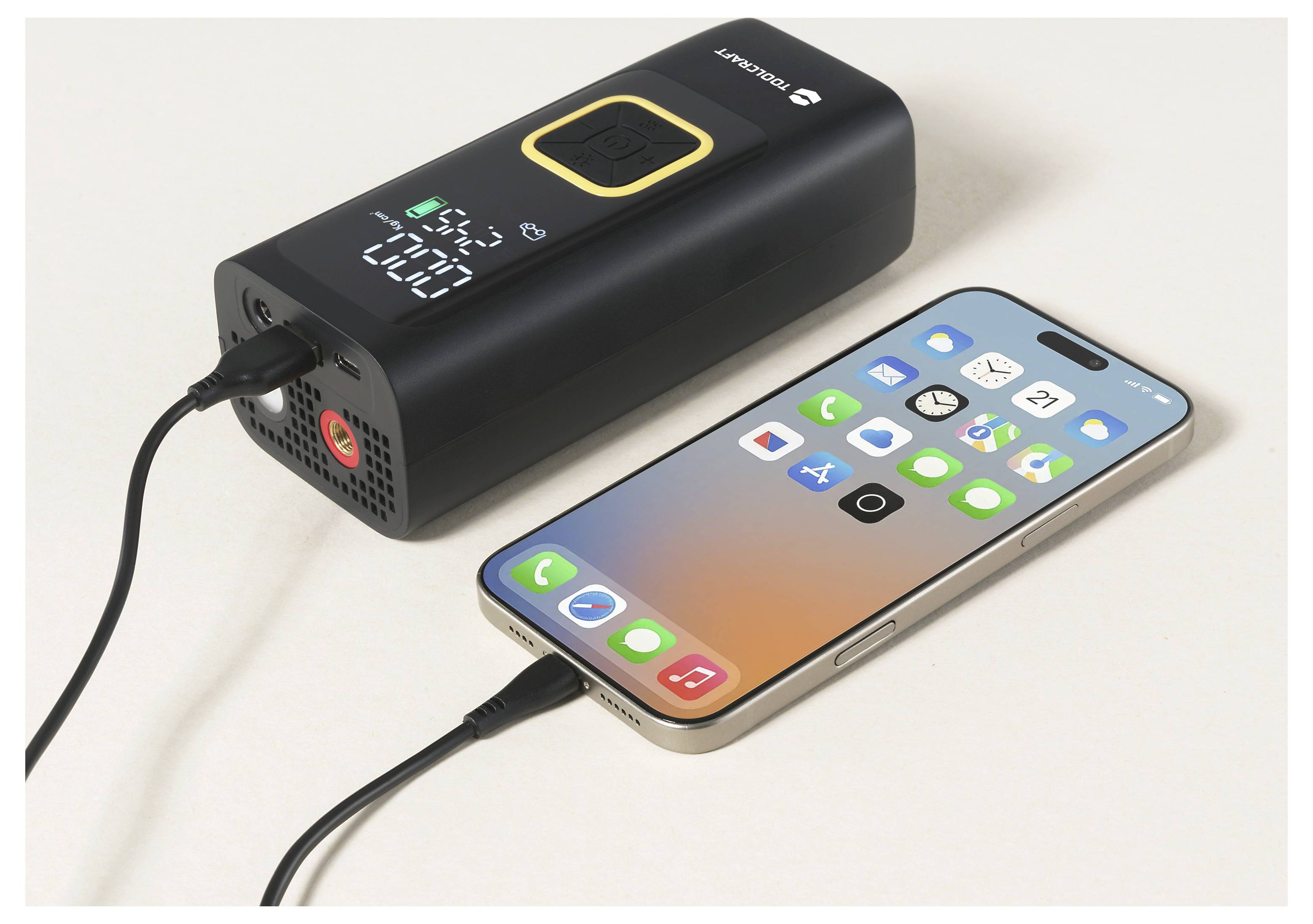 Eine tragbare Powerbank lädt ein Smartphone auf. Die Powerbank zeigt den Batterieladezustand in Prozent an, und der Smartphone-Bildschirm zeigt App-Symbole.