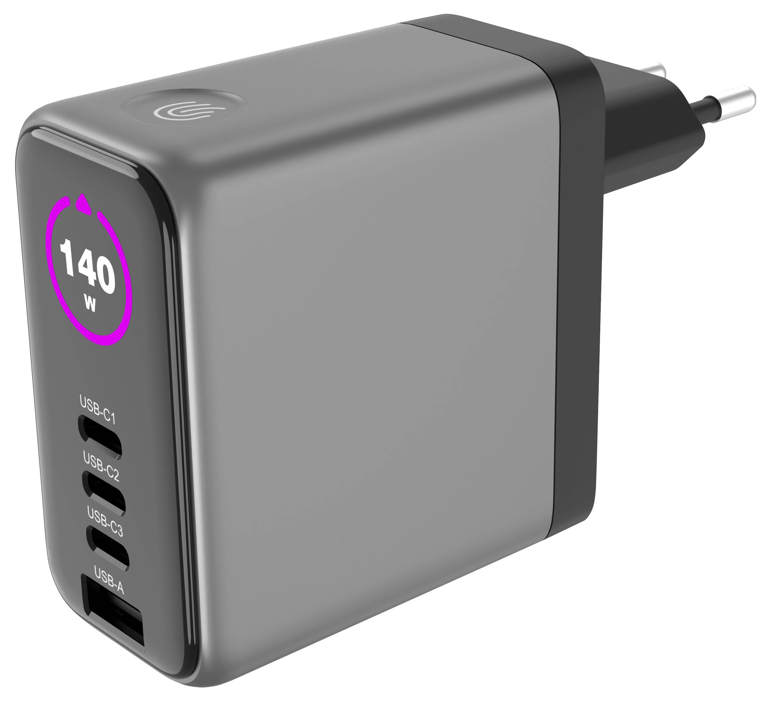 Ein schwarzer Stromadapter mit europäischem Stecker, ausgestattet mit drei USB-C-Anschlüssen und einem USB-A-Anschluss. Ein Etikett zeigt „140W