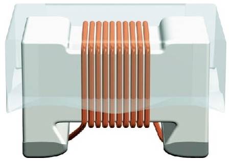 Ein weißer rechteckiger Induktor mit orangefarbener Wicklung, der ein elektrisches Bauteildesign zeigt, der in elektronischen Schaltkreisen zur Induktivität verwendet wird.
