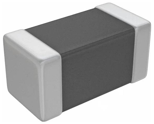 Eine kleine, rechteckige elektronische Komponente mit schwarzem Gehäuse und silbernen Enden, höchstwahrscheinlich ein oberflächenmontierter Chip-Widerstand oder Chip-Kondensator.