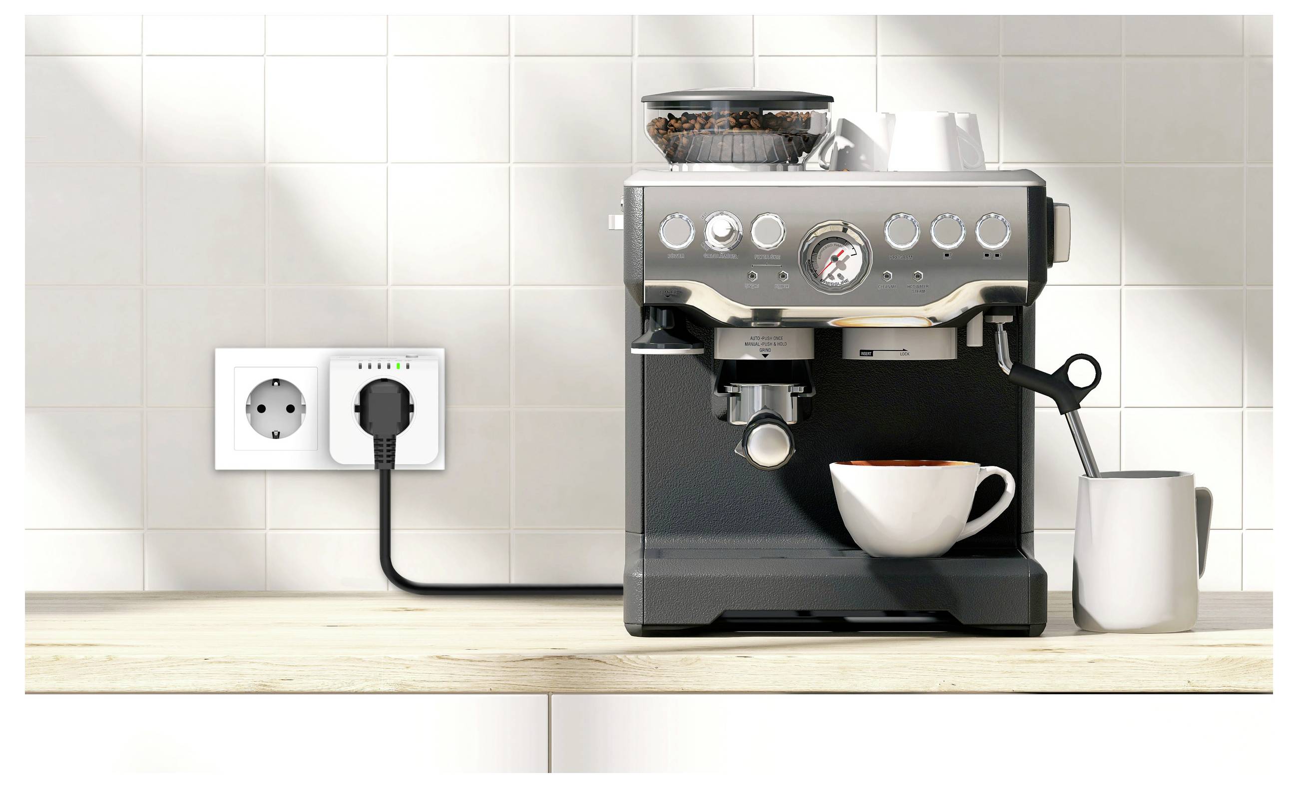 Smarte Steckdose überwacht den Stromverbrauch einer Kaffeemaschine auf einer Küchenarbeitsplatte; Tasse und Milchaufschäumer befinden sich neben der Maschine.