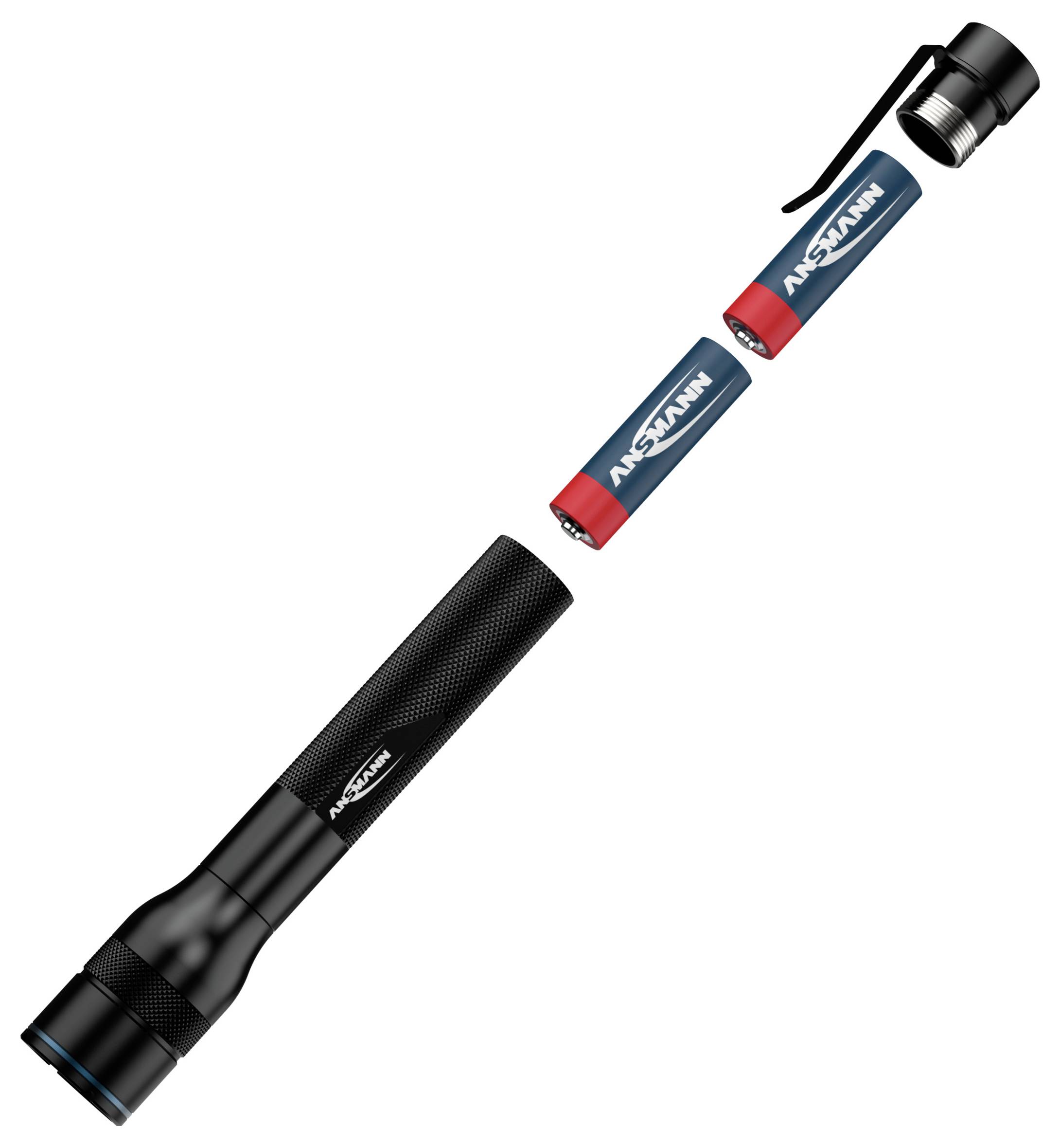 Eine schwarze Taschenlampe, bei der Batterie und Endkappe entfernt wurden, die oberhalb und ausgerichtet mit dem Lampenkörper liegt. Die Batterie ist mit der Marke 'Ansmann' beschriftet.
