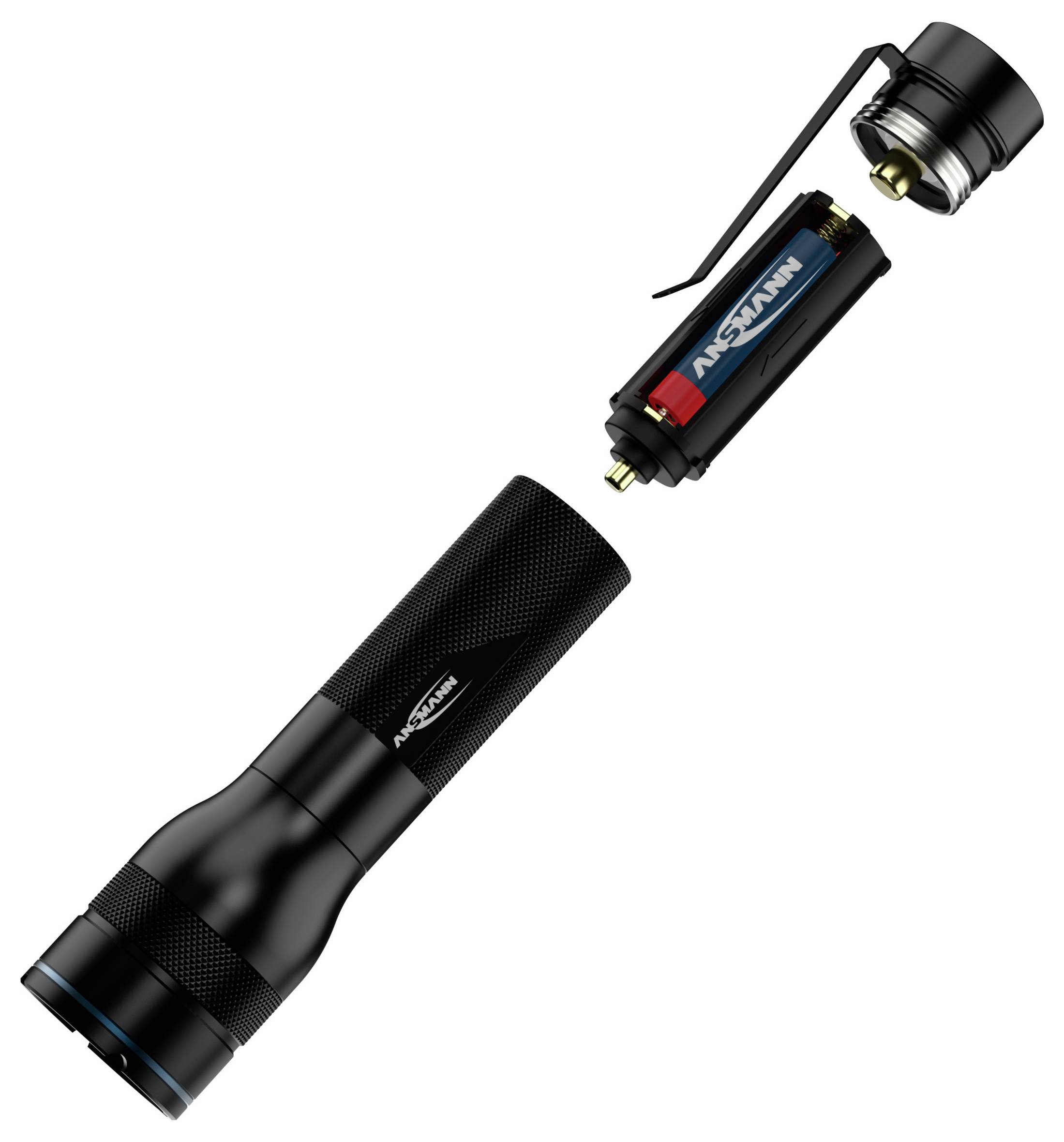 Eine Taschenlampe wird in drei Teilen gezeigt: der Körper, eine herausnehmbare Batterie mit der Beschriftung ‚Ansmann', und der Enddeckel mit einem Schalter und Kontaktfeder.