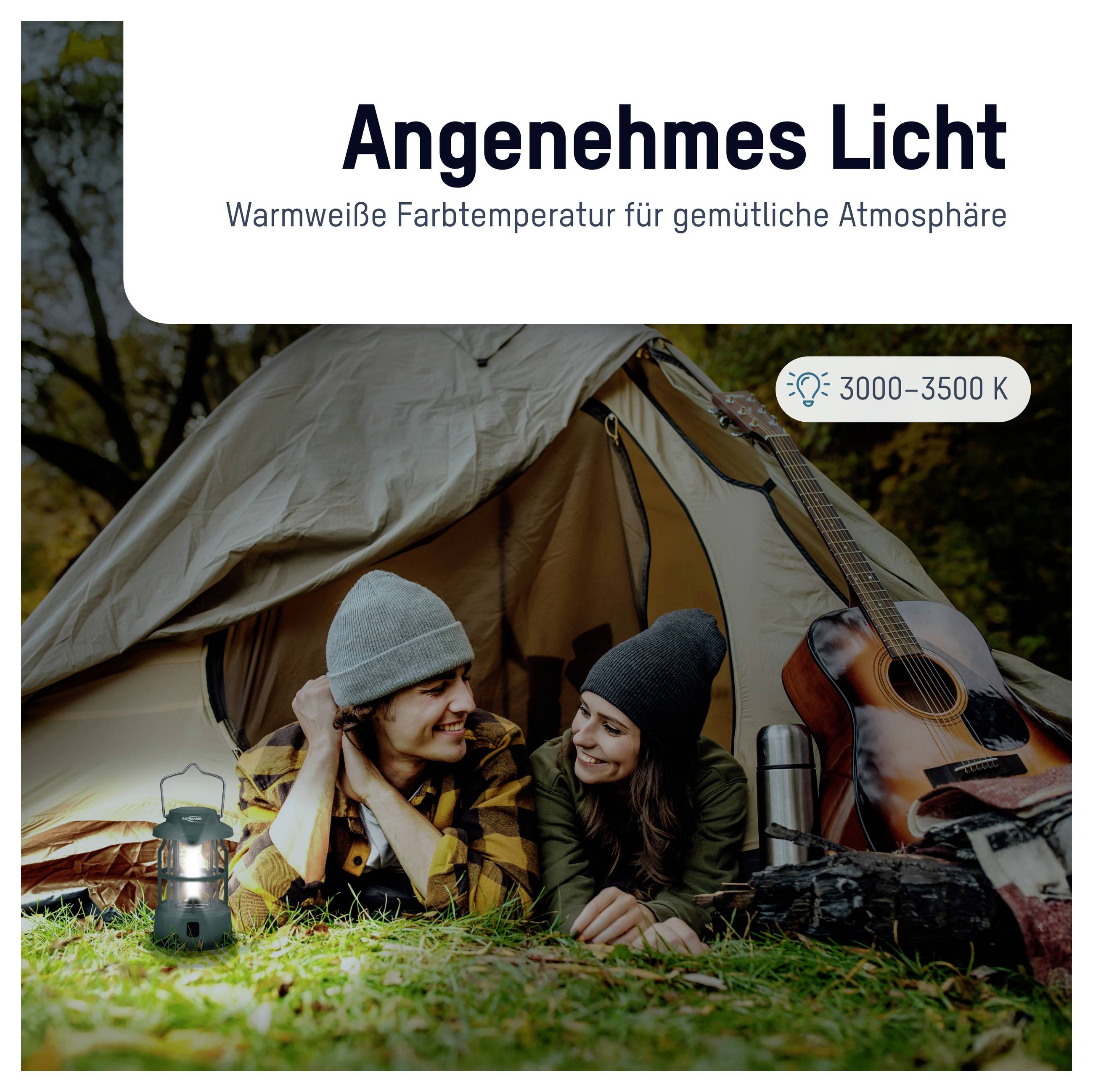 Ein Paar sitzt glücklich vor einem Zelt im Freien, neben einer Campinglampe. Der Text betont 'Angenehmes Licht' mit warmweißer Atmosphäre.
