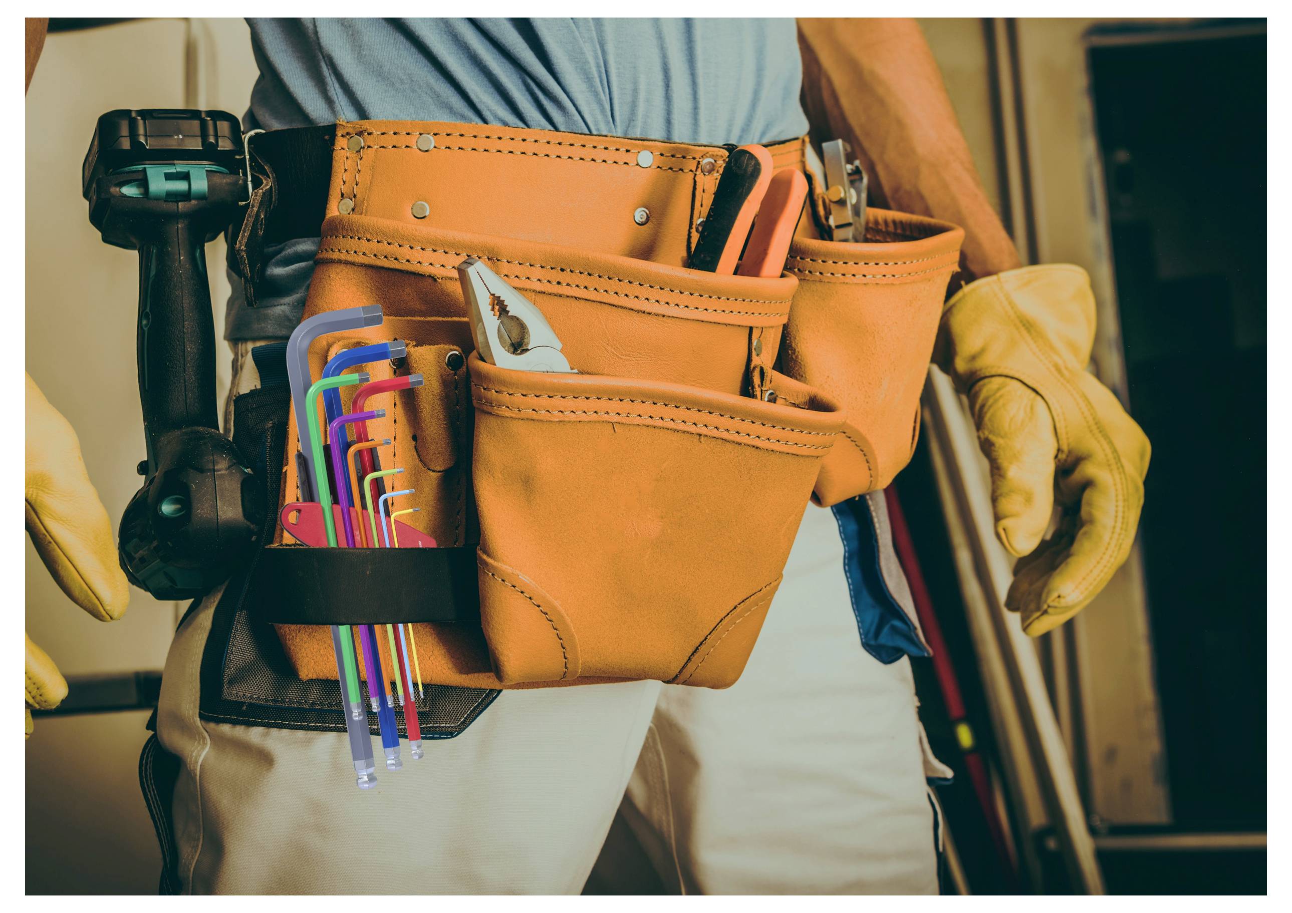 Eine Person trägt einen Werkzeuggürtel mit verschiedenen Werkzeugen wie Innensechskantschlüsseln, einem Schraubendreher und einer Elektrobohrmaschine, was darauf hindeutet, dass sie sich auf Bauarbeiten vorbereitet.