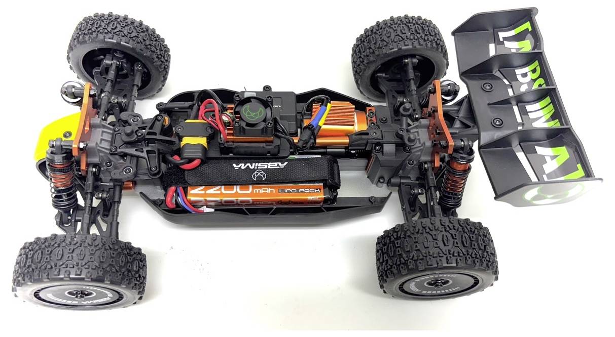 Ein ferngesteuertes Autochassis mit robusten Rädern, freiliegenden Kabeln und einem Heckspoiler, das Innenkomponenten wie den Akku präsentiert.