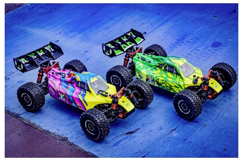 Zwei farbenfrohe ferngesteuerte Autos auf einer blauen Oberfläche, mit lebhaften Designs und kunstvollen Details, bereit für ein Rennen.