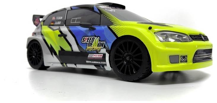 Ein ferngesteuertes Auto mit einem lebhaften blau-grünen Renndesign, auf dessen Seite der Text ‚Speed Demon' prangt, vor einem weißen Hintergrund.