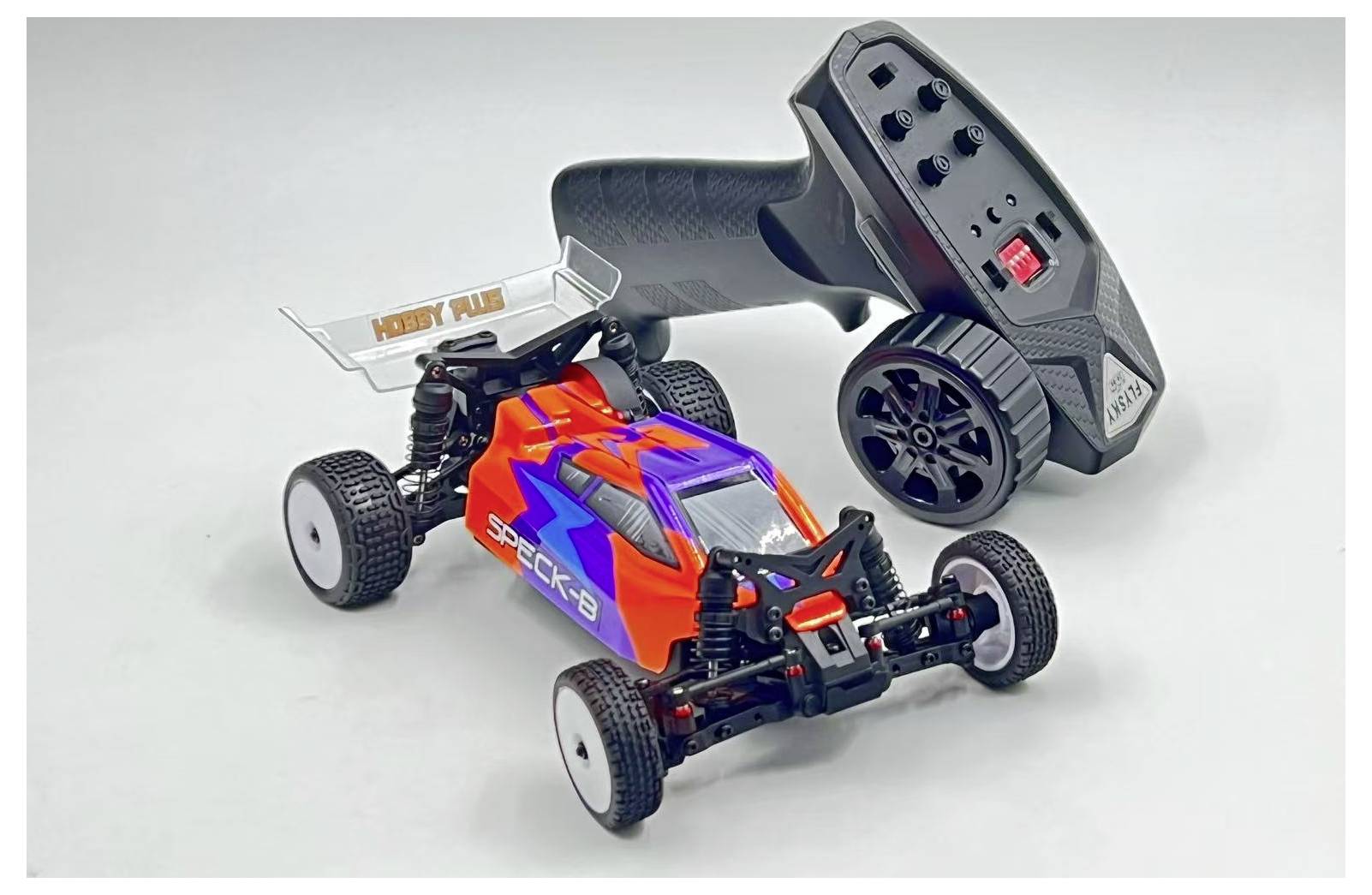 Ein rot und lila ferngesteuertes Spielzeugauto mit einem schwarzen und grauen Controller, auf dessen Heckspoiler das Etikett 