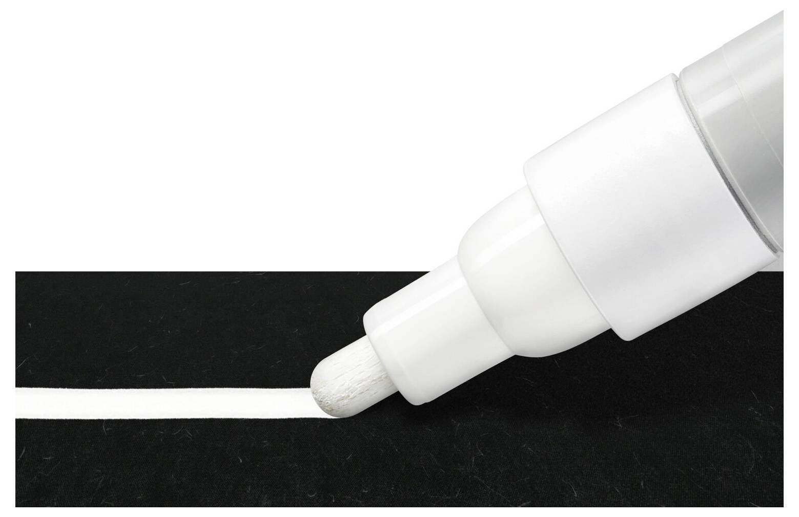 Weißer Lackmarker zeichnet eine Linie auf einer schwarzen Oberfläche und demonstriert Präzision und Deckkraft.