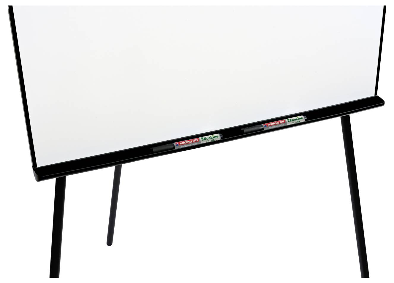 Ein Whiteboard auf einem Ständer mit Markern, die im Ablagefach ruhen, vor einem neutralen Hintergrund.