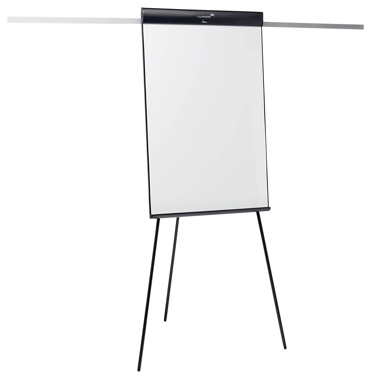 Ein leeres Flipchart auf einem Dreibeinständer mit einer leeren weißen Oberfläche, bereit zum Schreiben oder für Präsentationszwecke.