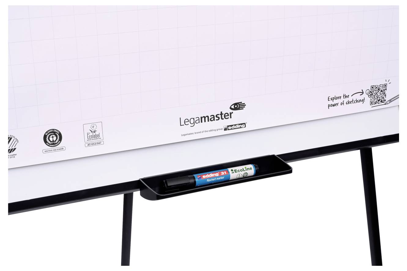 Eine Whiteboard mit einem Gitternetzmusters ist auf einem Ständer montiert. Ein schwarzer Marker liegt in einem Tablett darunter, und die Marke 'Legamaster' ist sichtbar.