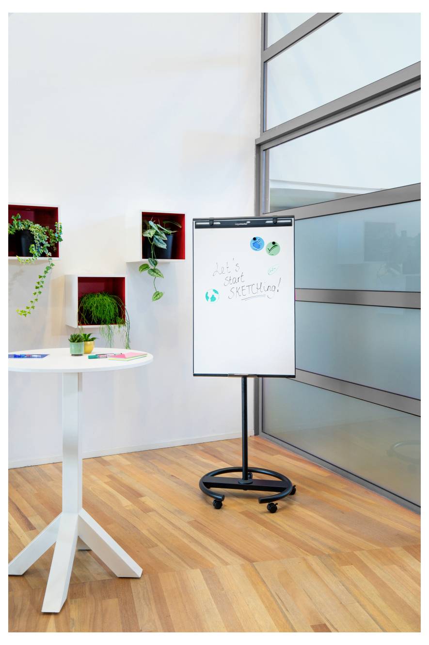 Ein heller Raum mit einem Flipchart, auf dem 