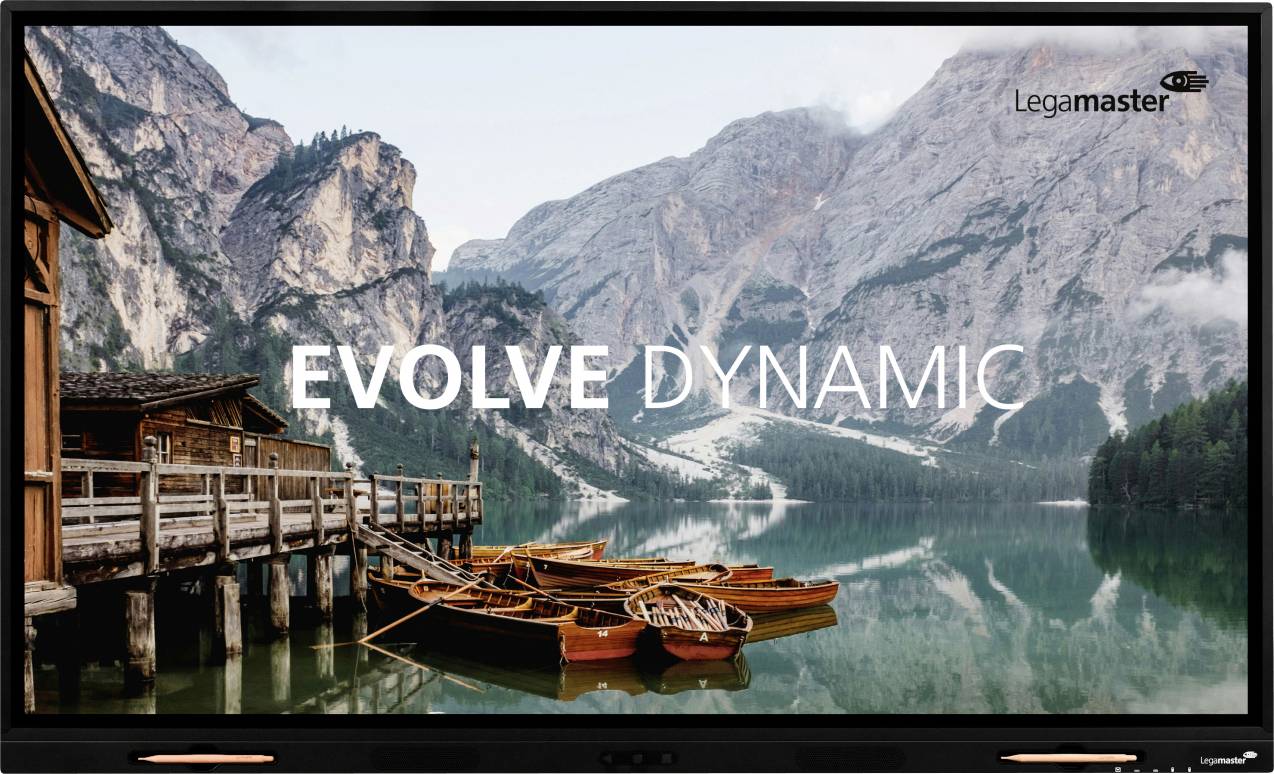 Ein ruhiger See mit Holzbooten an einem Steg, umgeben von Bergen. Der Text 'EVOLVE DYNAMIC' erscheint über dem Bild.