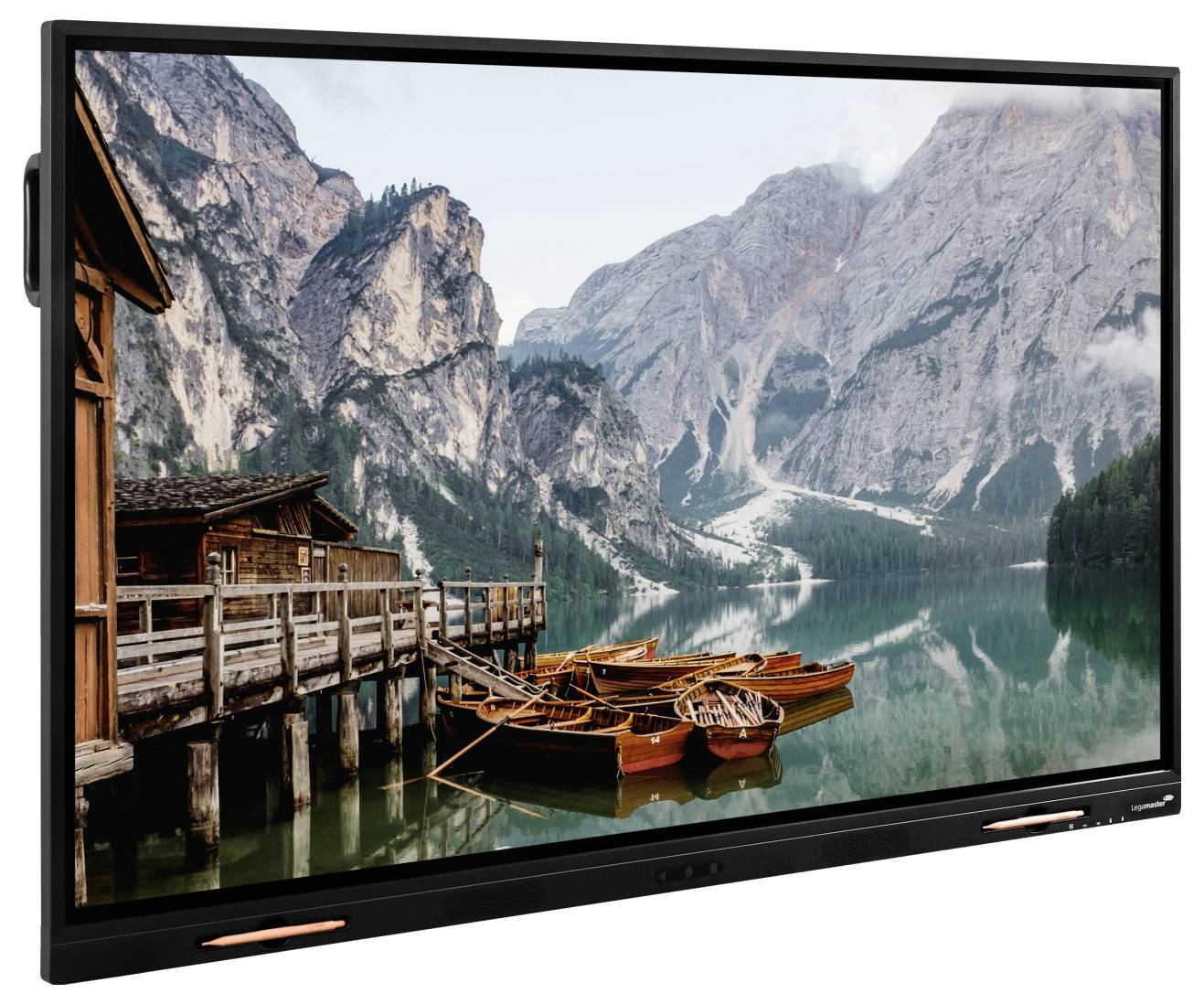 Eine digitale Anzeige, die eine friedliche Bergseenlandschaft zeigt, mit hölzernen Booten, die an einem rustikalen Steg vertäut sind, umgeben von zerklüfteten Gipfeln.