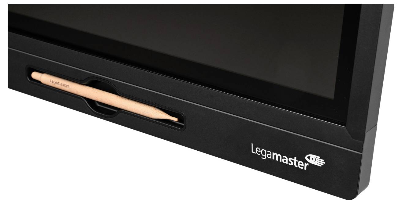 Ein schwarzer Legamaster-Interaktivbildschirm, der einen Stylus-Halter mit einem orangefarbenen Stylus zeigt.