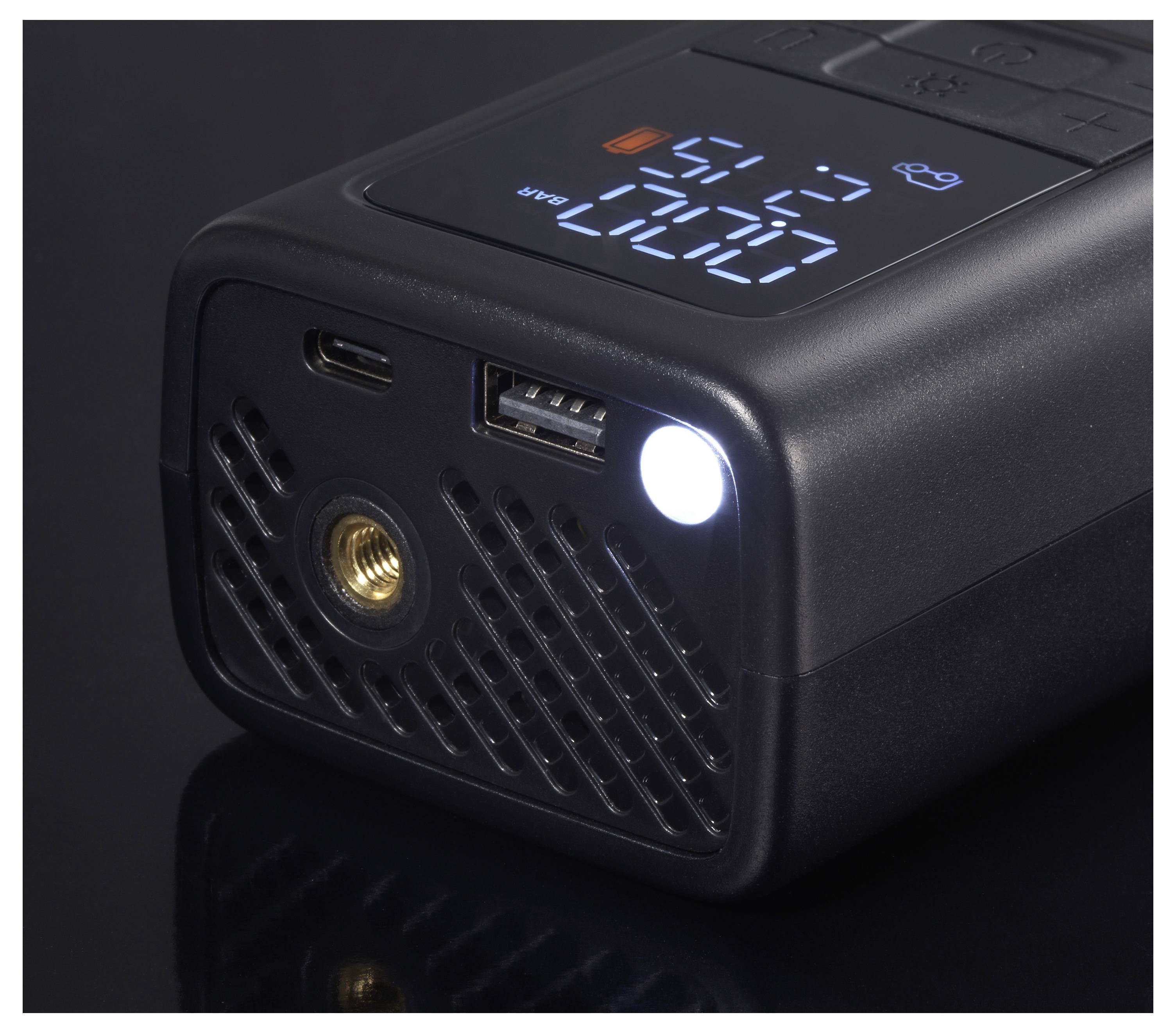 Nahaufnahme eines schwarzen tragbaren Luftkompressors mit digitaler Anzeige, USB-Anschluss, Luftdüse und leuchtender LED-Leuchte an der Vorderseite.