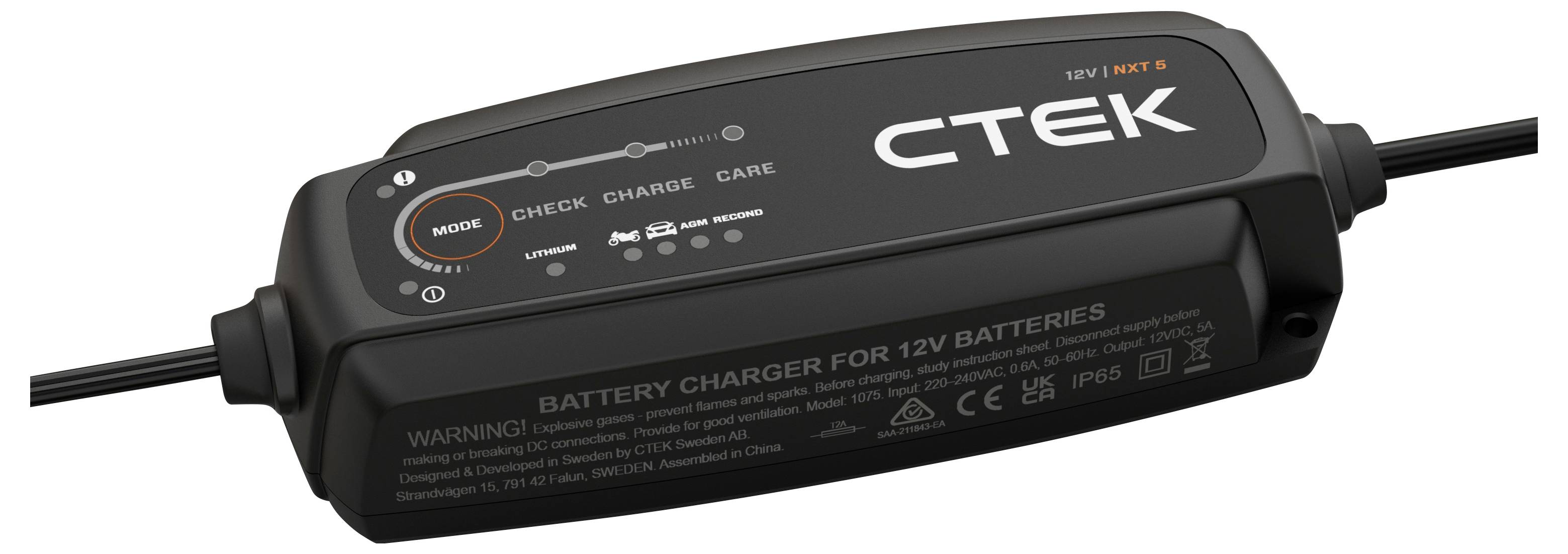 Ein schwarzer CTEK-Batterieladegerät für 12V-Batterien mit verschiedenen Modusmöglichkeiten und einer Anzeige mit der Beschriftung 