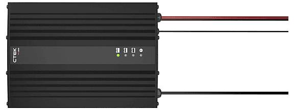 Ein schwarzer CTEK-Batterielader mit Anzeigenleuchten und Kabeln, die an beiden Seiten herausragen, was darauf hindeutet, dass er in Gebrauch ist oder für den Einsatz bereitsteht.