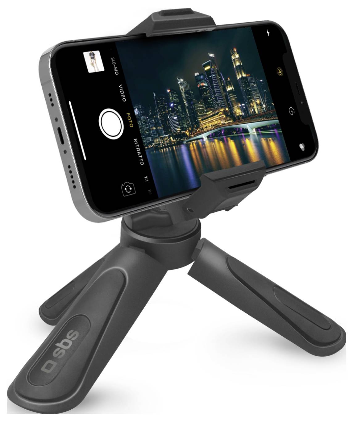 Ein Smartphone, das auf einem schwarzen Stativ montiert ist, zeigt eine nächtliche Stadtlandschaft auf seinem Bildschirm an und deutet auf Fotografie- oder Videografieverwendung hin.