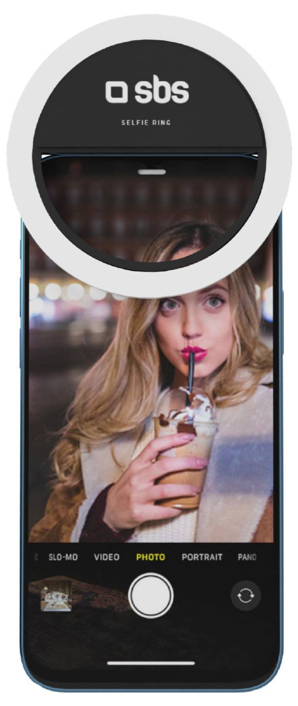 Ein transparentes Handyschutzhülle mit präzisen Ausschnitten für Kamera und Tasten, entworfen für ein modernes Smartphone, das ein schlankes Design zeigt.