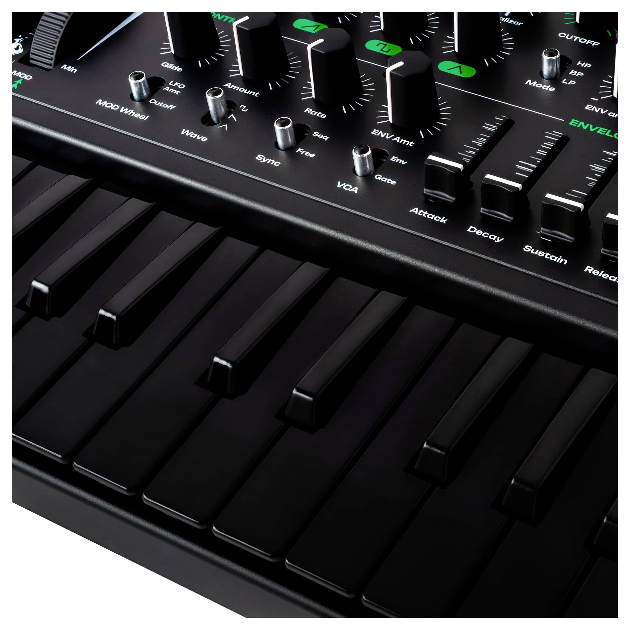 Eine Nahaufnahme eines schwarzen elektronischen Keyboard-Synthesizers mit verschiedenen Regelknöpfen und Tasten zur Anpassung von Klangeinstellungen.