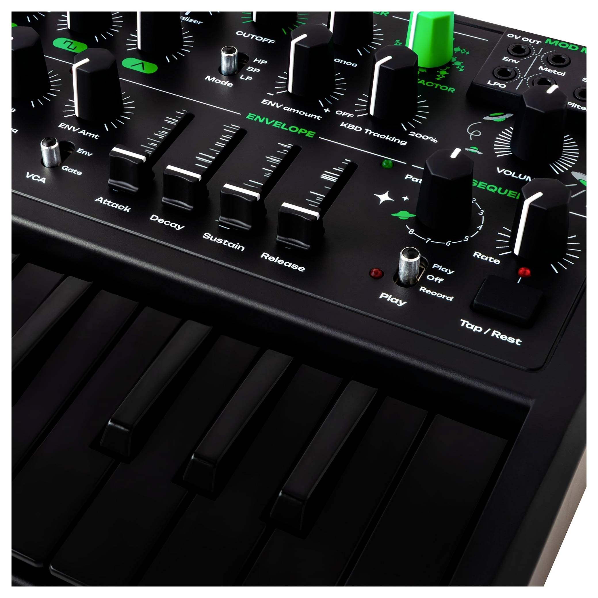 Synthesizer-Bedienfeld mit Drehreglern für Lautstärke, Cutoff und Hüllkurvensteller, ausgestattet mit einer Tastatur und verschiedenen Einstellungsoptionen.