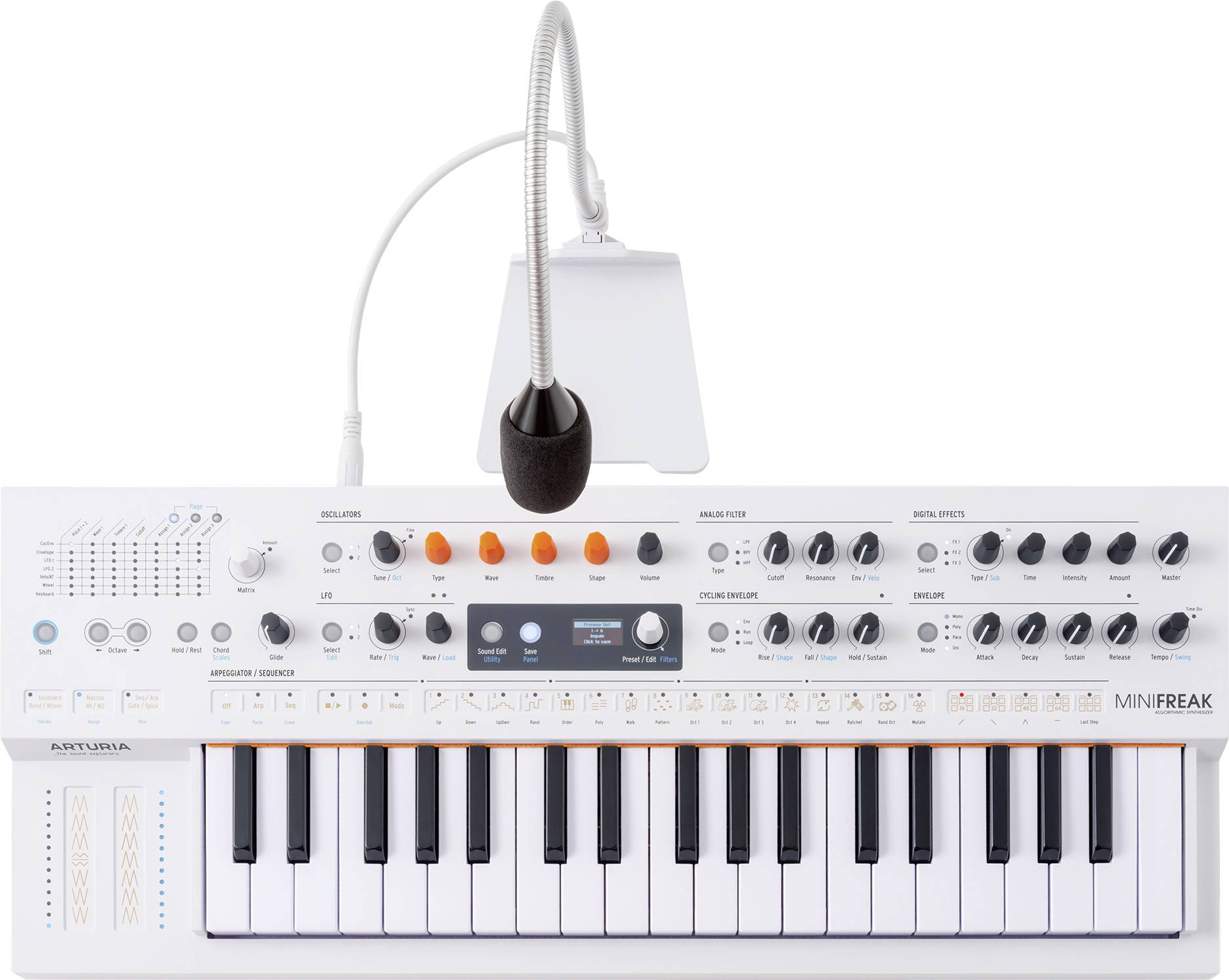 Ein weißer Synthesizer mit schwarzen und weißen Tasten, orangefarbenen Knöpfen und verschiedenen Kontrollreglern. Eine flexible Lampe ist darüber angebracht.