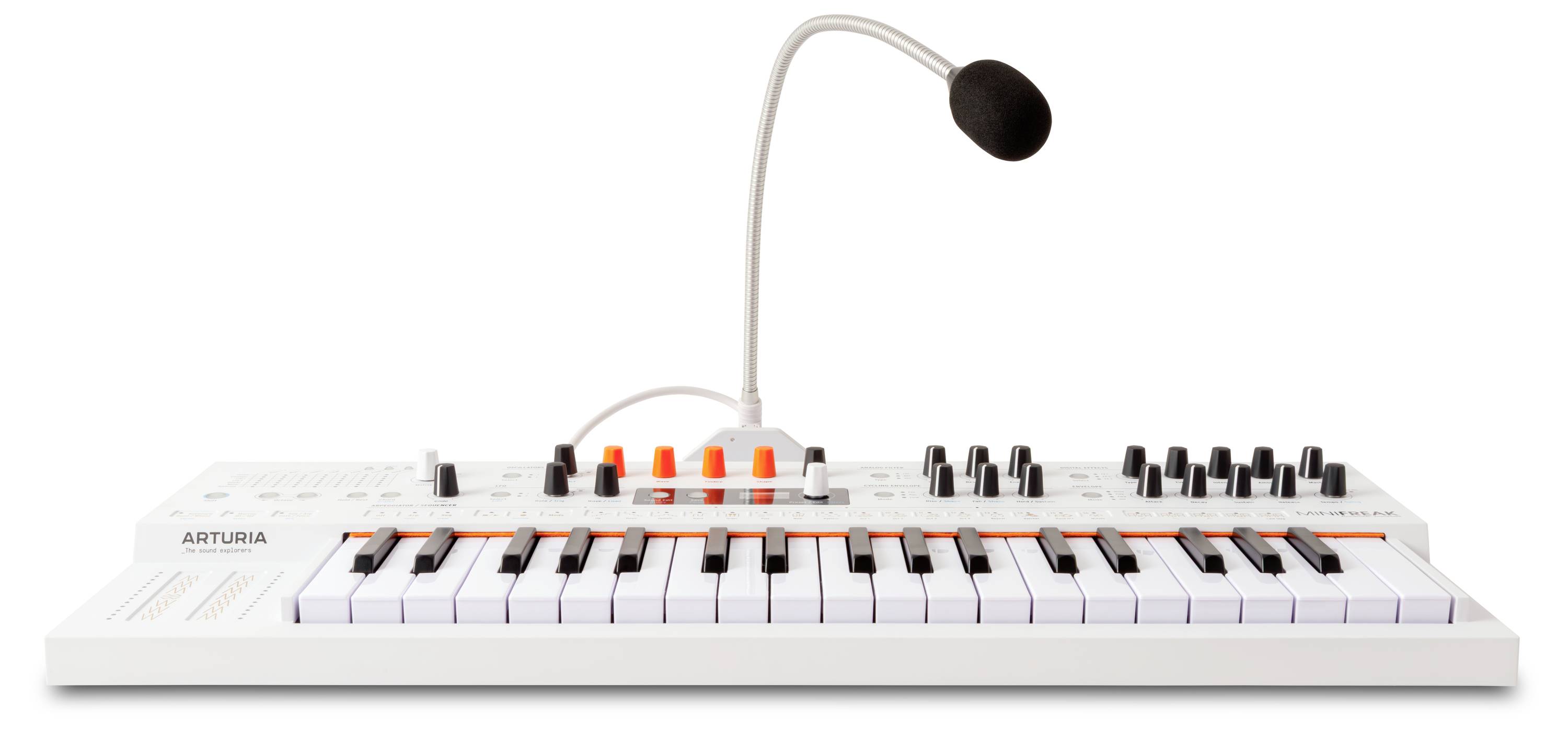 Eine weiße Synthesizer-Tastatur mit verschiedenen Reglern, Tasten und einem flexiblen Mikrofon oben, die für die Musikproduktion verwendet wird.