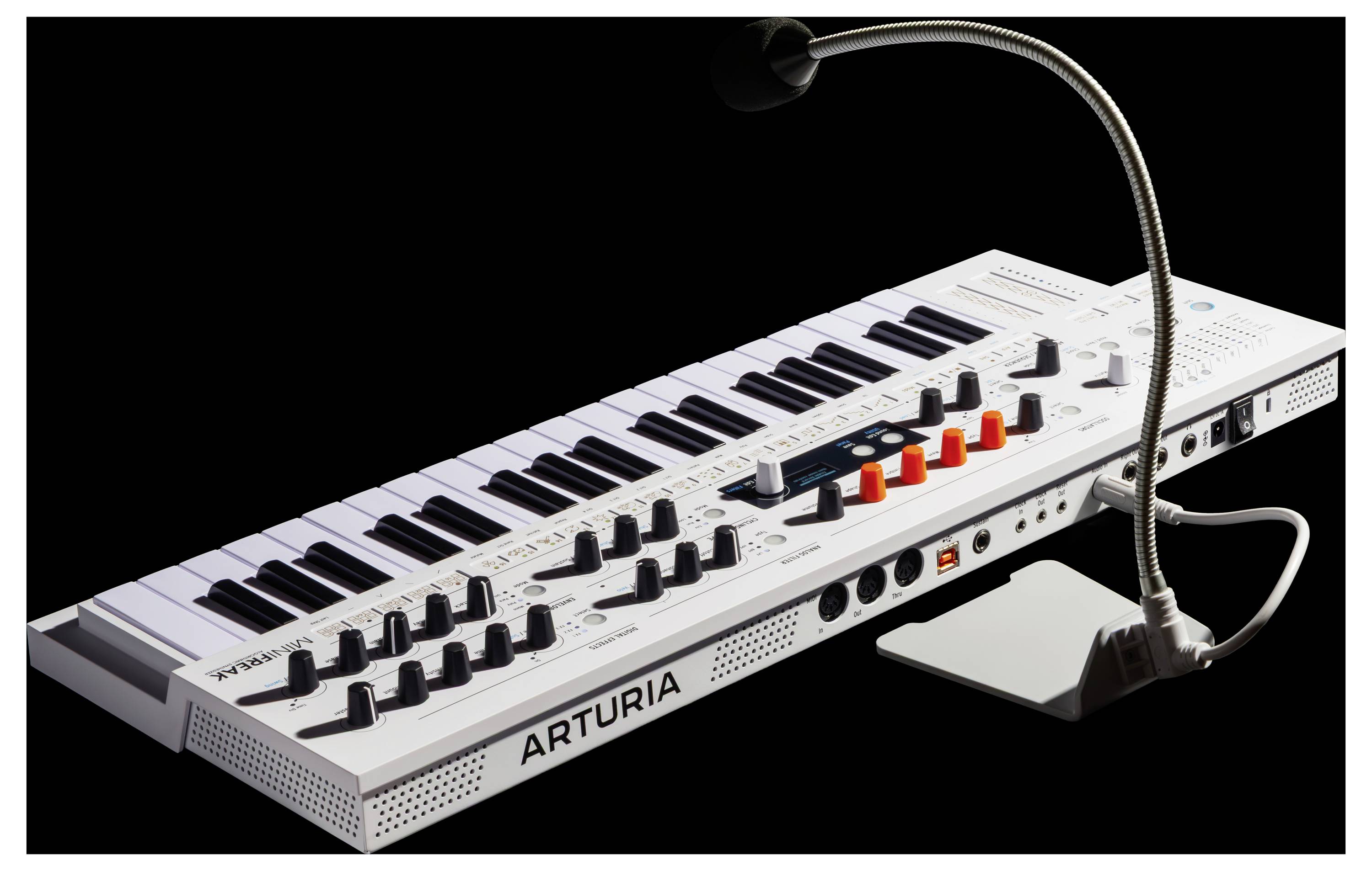 Ein weißer Arturia-Synthesizer mit einem Schwanenhals-Mikrofon und mehreren Kontrollreglern vor einem schwarzen Hintergrund.