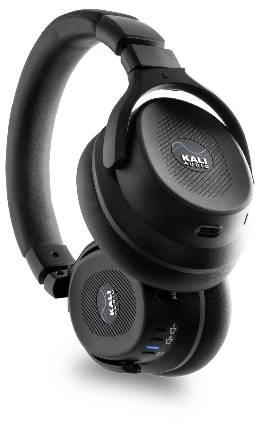 Schwarze Over-Ear-Kopfhörer mit Bluetooth-Konnektivität, versehen mit 'Kali Audio' Branding auf den Ohrmuscheln, entwickelt für hochwertige Audioqualität.