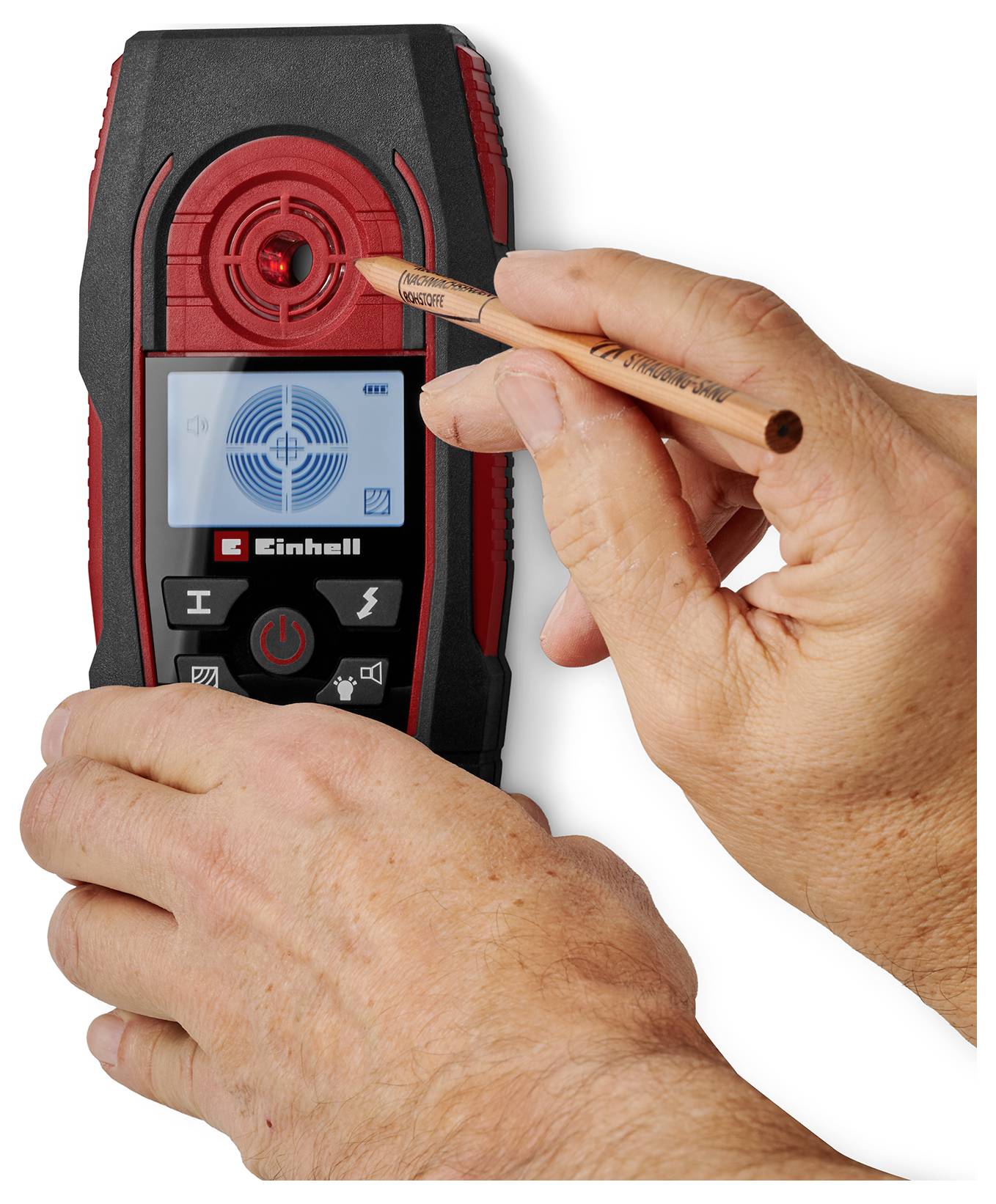 Eine Person, die ein digitales Wandscanner-Werkzeug mit einem Bildschirm verwendet, markiert einen Punkt an der Wand mit einem Bleistift.