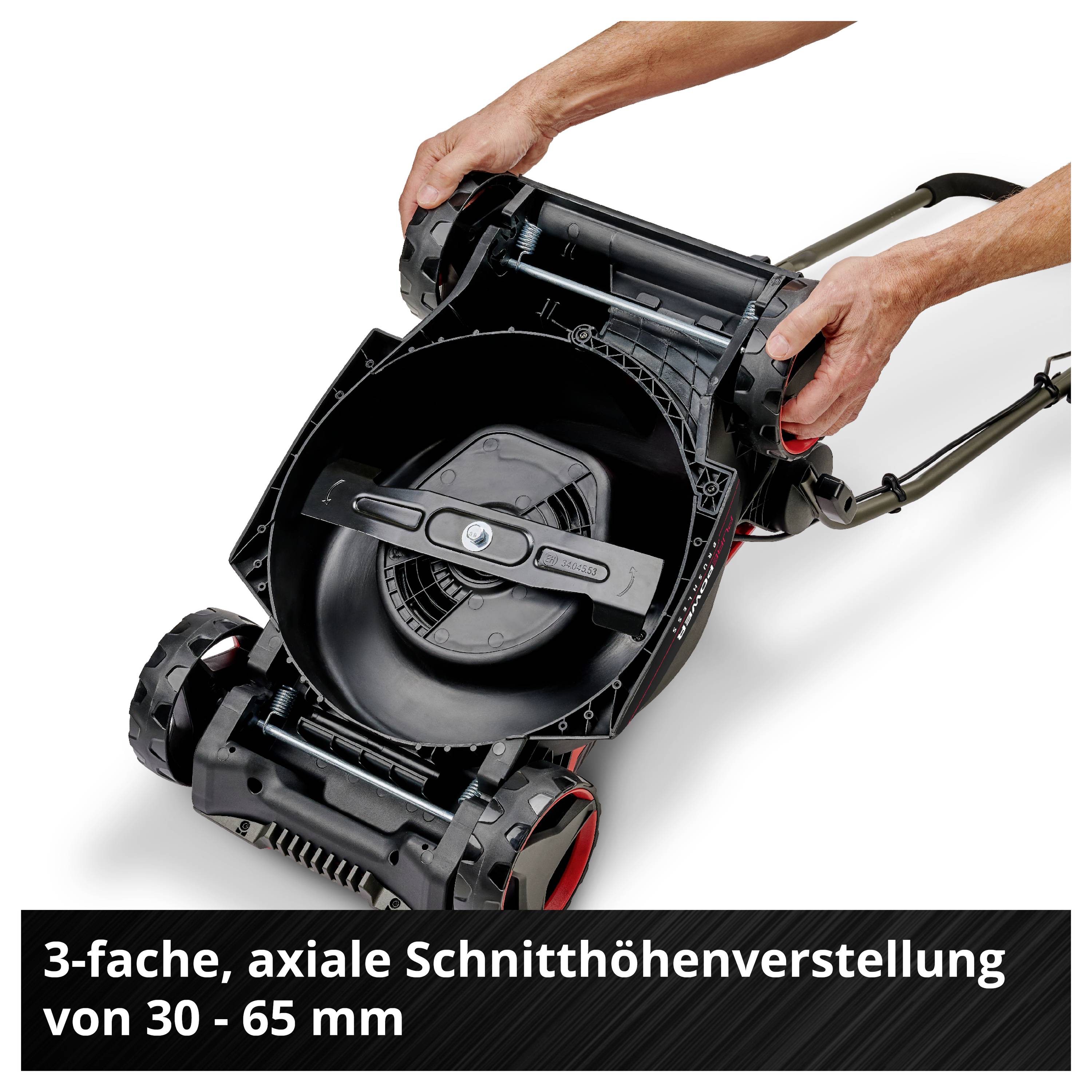 Zwei Hände stellen die Schnitthöhe eines Rasenmähers ein. Text: '3-fache, axiale Schnitthöhenverstellung von 30 - 65 mm'.